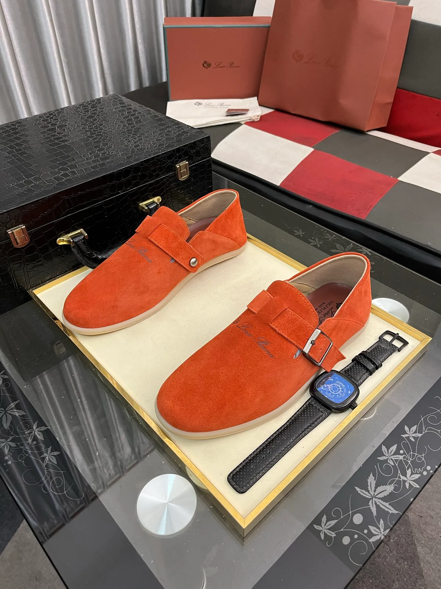 Men's men's shoes 💰458⌚️⌚️ Loro Piana's classic hot model lp top version of Pili casual shoes. It turns out that these are the casual shoes that are said to be able to walk 20,000 steps without getting tired. This pair has both good looks and feel. You will be completely lost as soon as you put it on. The minimalist design is eye-catching and durable, and it is a bonus for dressing. The soft feeling on the feet has outstanding texture, and it is very nice without abrasion on the feet. The soft and waxy soles make it easy to wear for daily use for a long time. Who can resist a pair of versatile and good-looking loafers? Don't be too elegant at all, the feel and texture of the feet are good, the key is to make the legs look longer and not tire the feet, the main thing is that it is just right!        Material: Original cowhide Lining: Original sheepskin Outsole: Original sole Size: 38-44